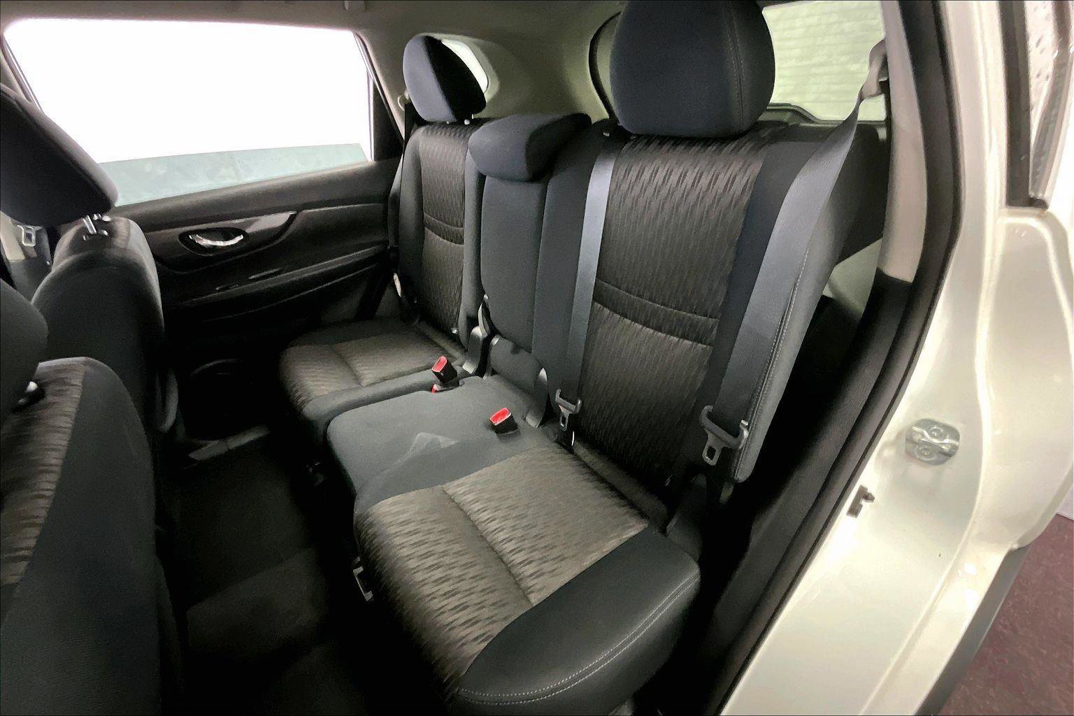 Used 2017 Nissan Rogue SV image 25