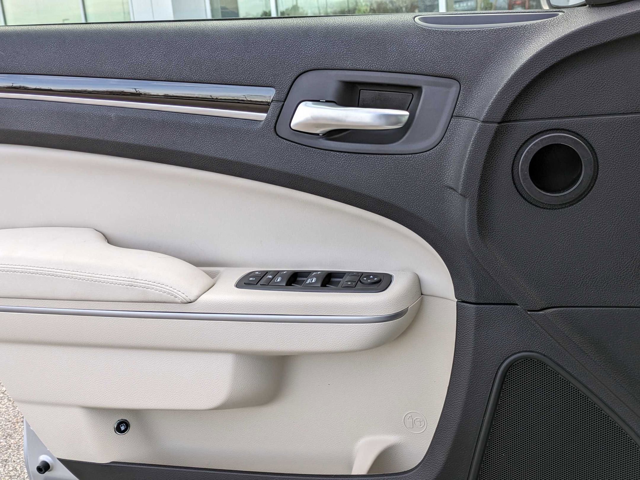 Used 2023 Chrysler 300 Touring w/ Sport Appearance Package image 10