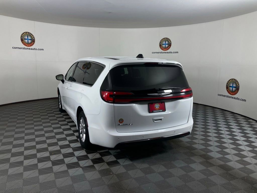 Used 2024 Chrysler Pacifica Touring-L image 18