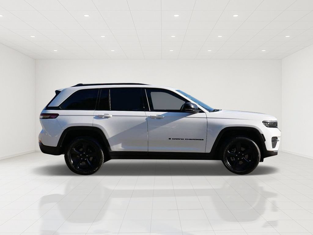 Used 2022 Jeep Grand Cherokee Altitude AWD/4WD image 2