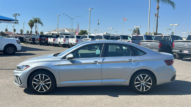 Used 2025 Volkswagen Jetta SE FWD image 7