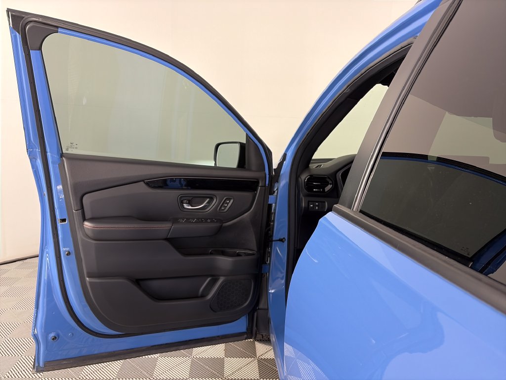 Used 2025 Honda Pilot TrailSport image 10
