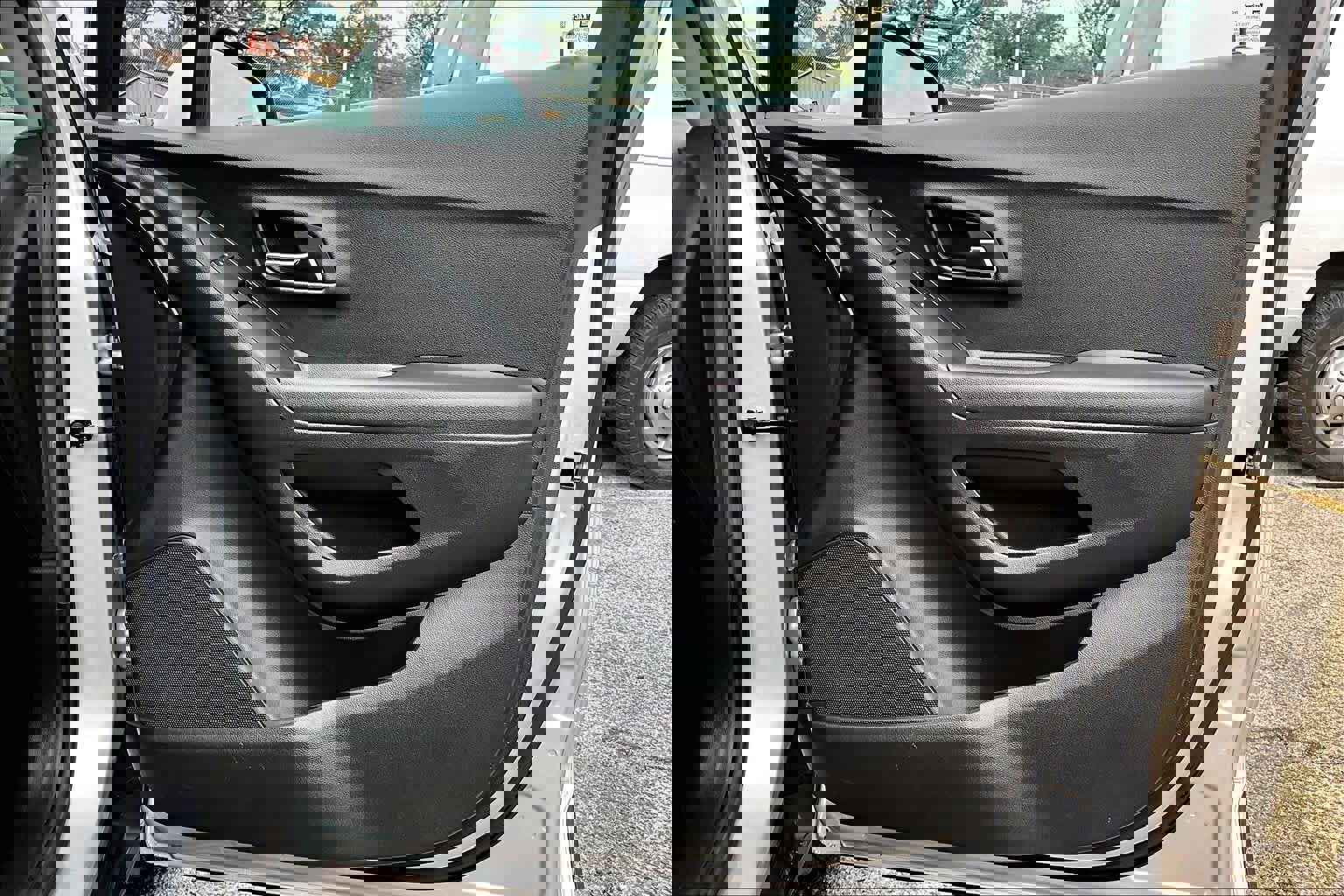 Used 2020 Chevrolet Trax LT w/ LT Convenience Package image 22