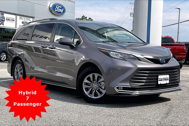 Used 2021 Toyota Sienna XLE FWD image 1