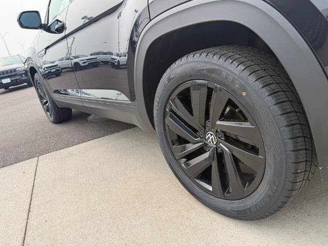 Used 2022 Volkswagen Atlas Cross Sport SE w/ Black Wheel Package AWD/4WD image 22
