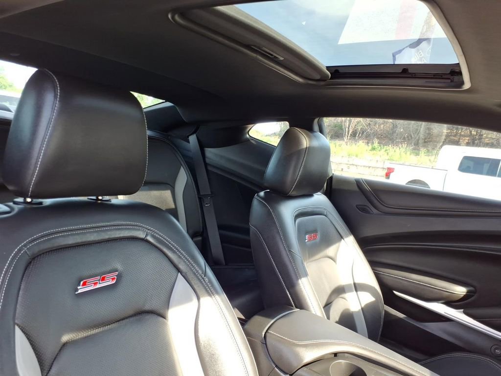 Used 2022 Chevrolet Camaro SS w/ Design Package 2 RWD image 6