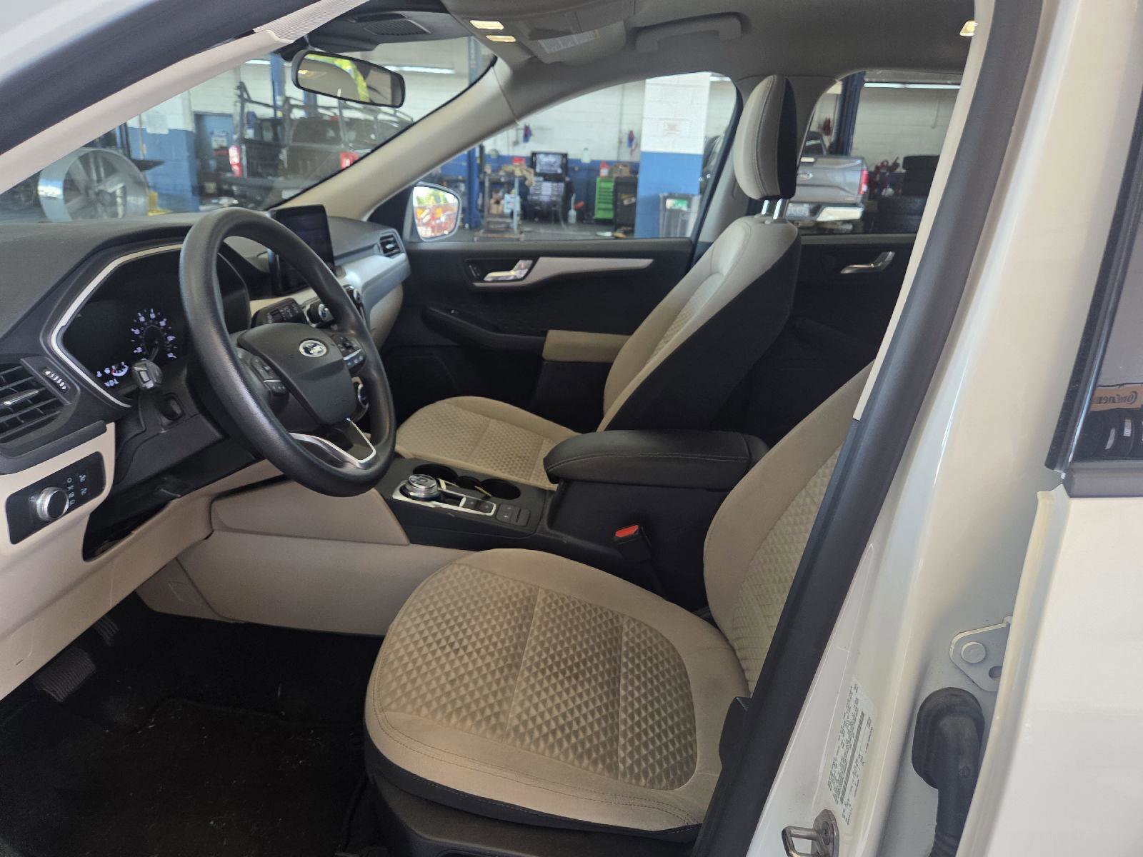 Certified 2020 Ford Escape SE image 15