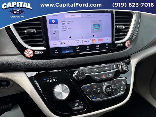 Used 2024 Chrysler Pacifica Touring-L FWD image 25