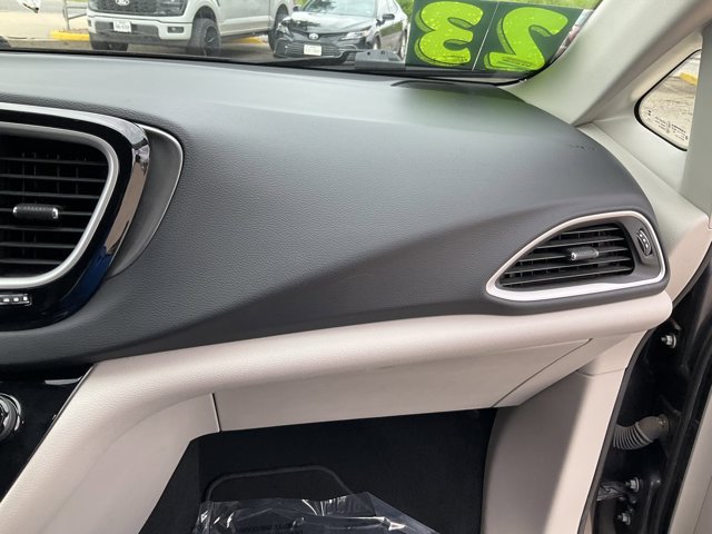 Used 2023 Chrysler Pacifica Touring-L FWD image 18