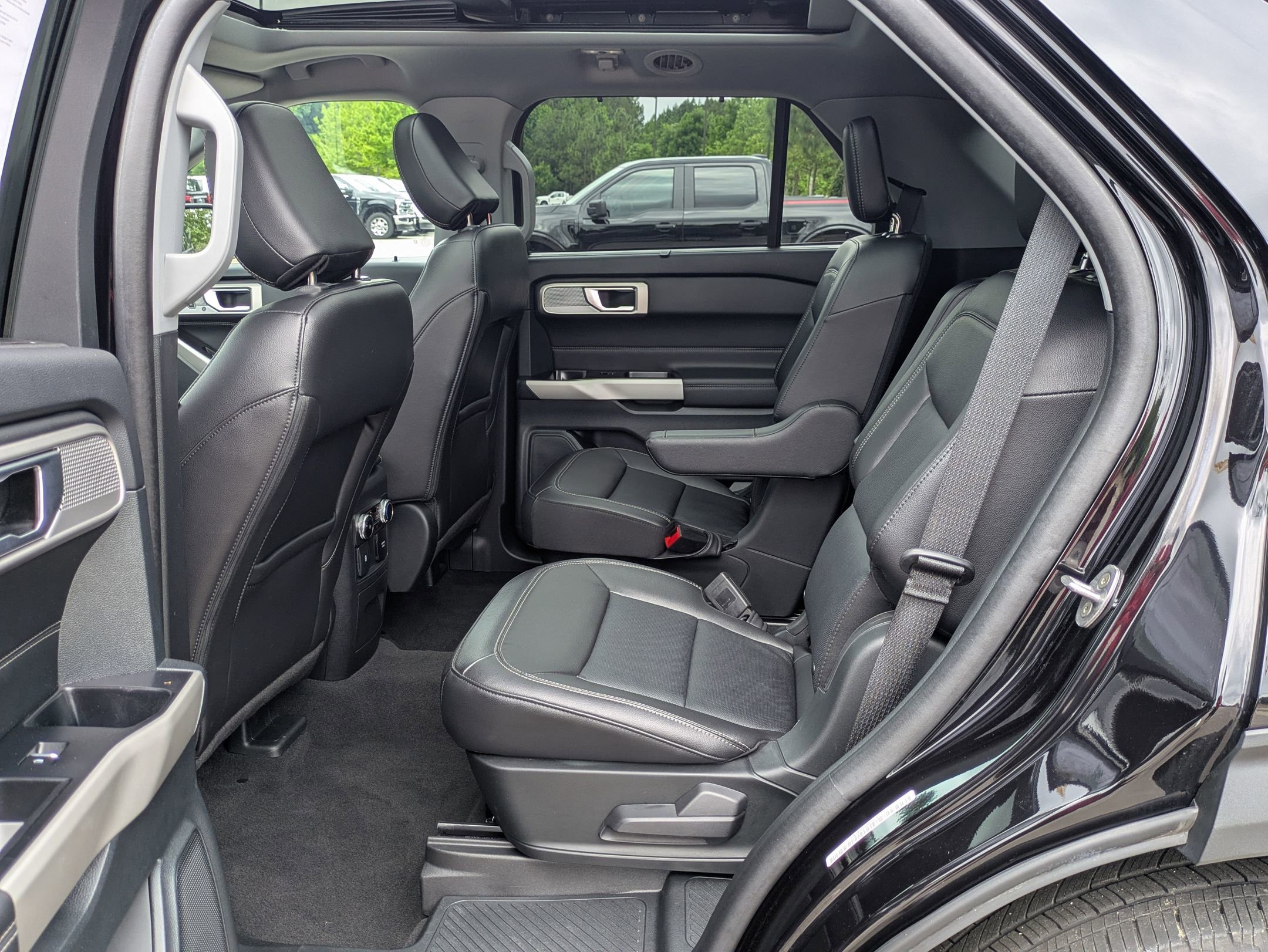Certified 2023 Ford Explorer Limited w/ Equipment Group 301A AWD/4WD image 30