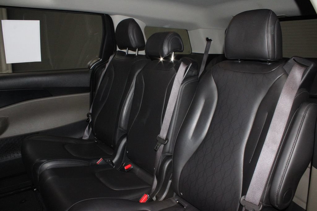 Used 2025 Kia Carnival FWD image 21