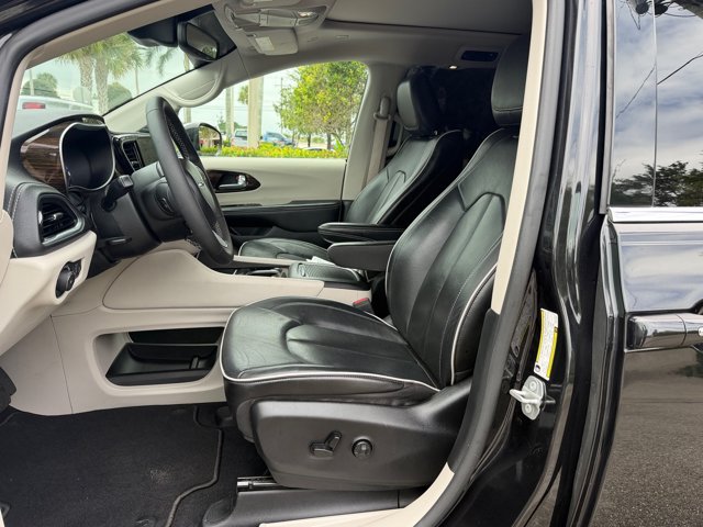 Used 2023 Chrysler Pacifica Limited AWD/4WD image 14