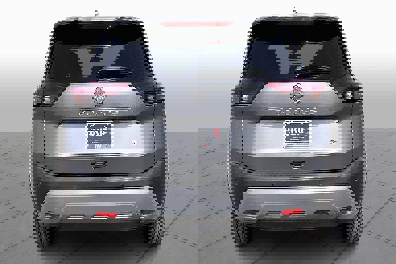 Used 2023 Nissan Rogue SV image 3