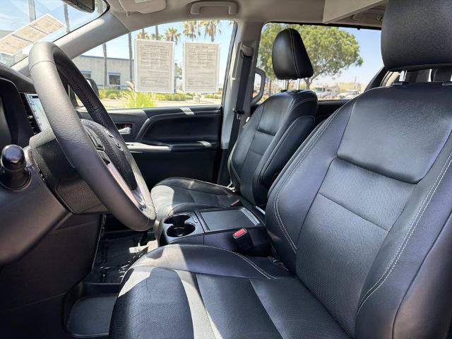 Used 2018 Toyota Sienna SE Premium w/ Carpet Mat Package FWD image 21