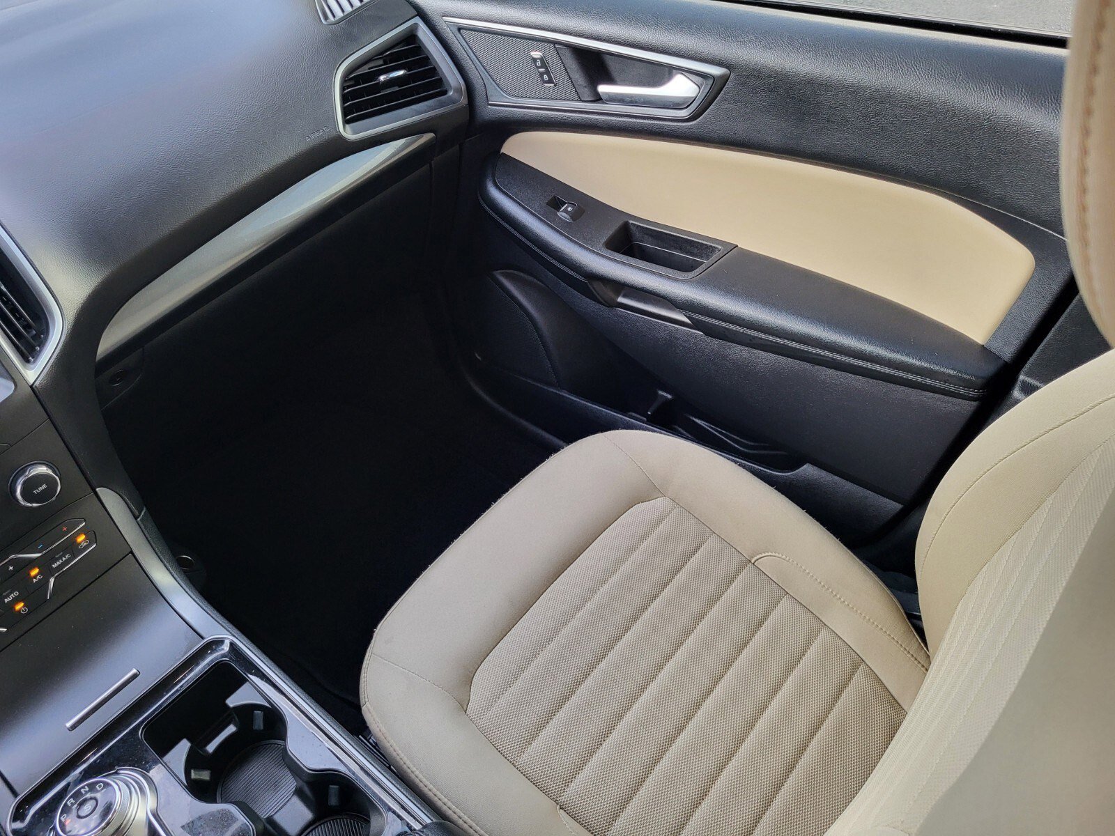 Certified 2020 Ford Edge SE image 16