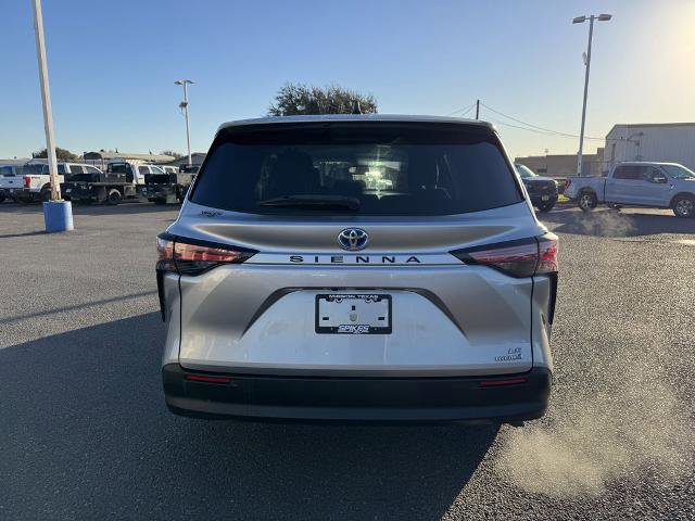 Used 2021 Toyota Sienna LE image 4