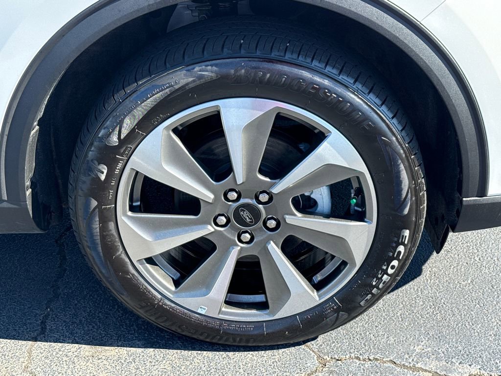 Certified 2025 Ford Escape Platinum w/ Class II Trailer Tow Package image 12