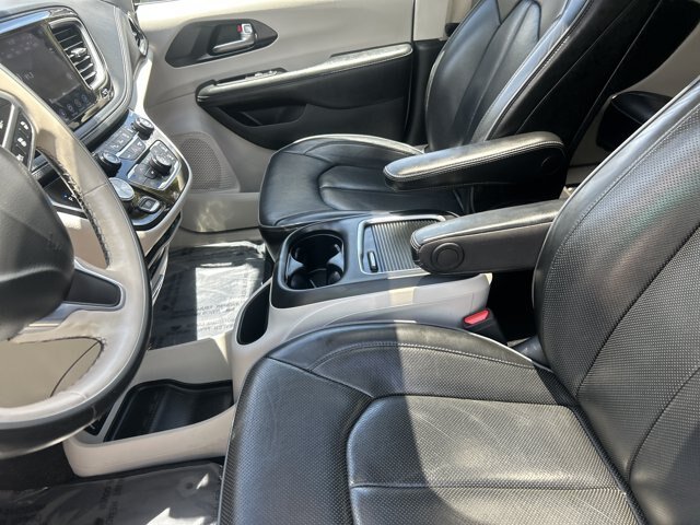 Used 2020 Chrysler Pacifica Limited w/ Advanced Safetytec Group FWD image 15