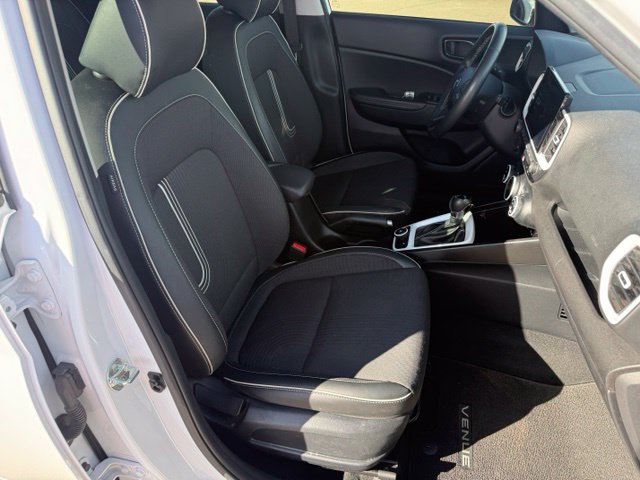 Used 2024 Hyundai Venue Limited FWD image 32