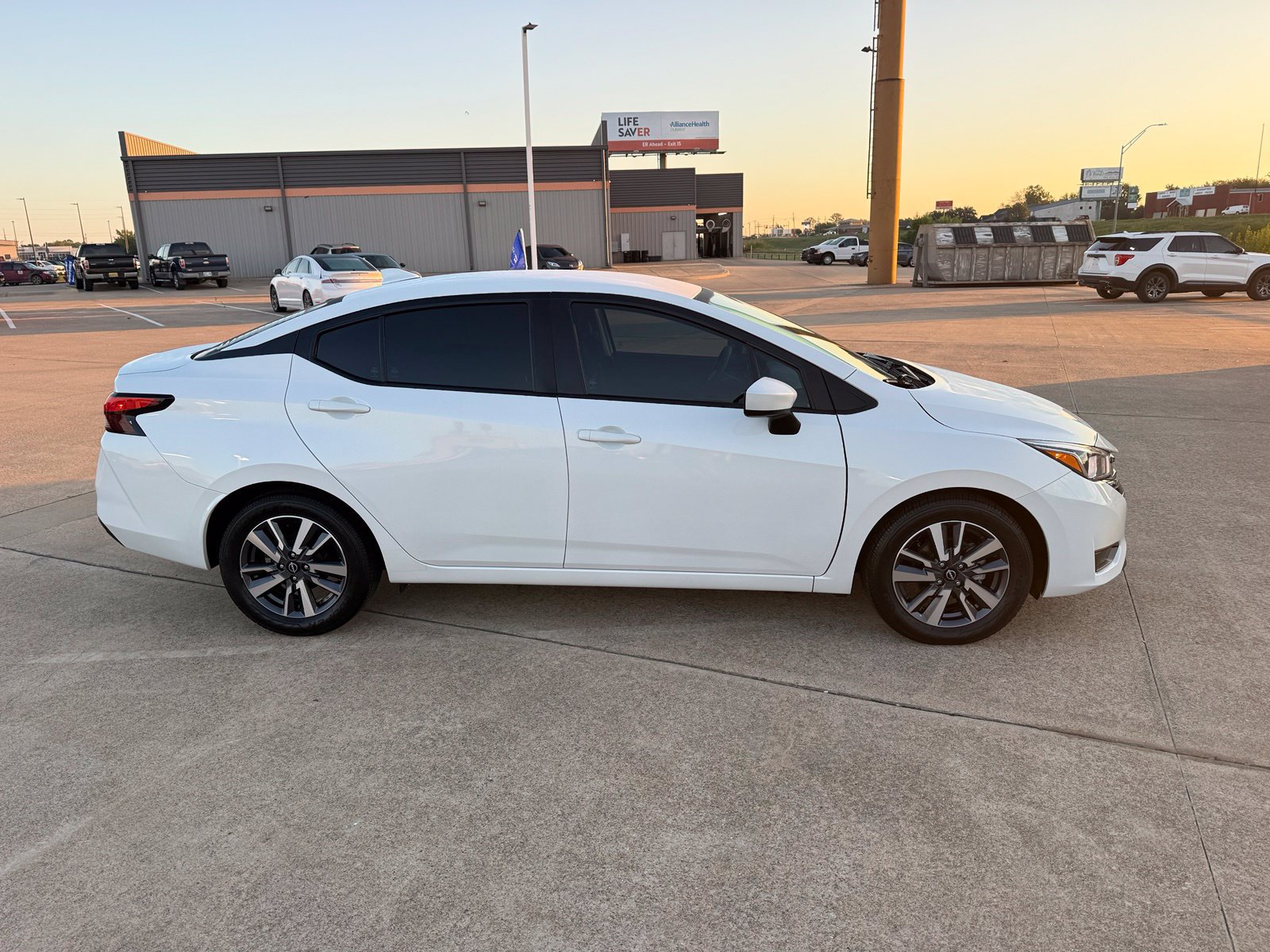 Used 2024 Nissan Versa SV FWD image 4