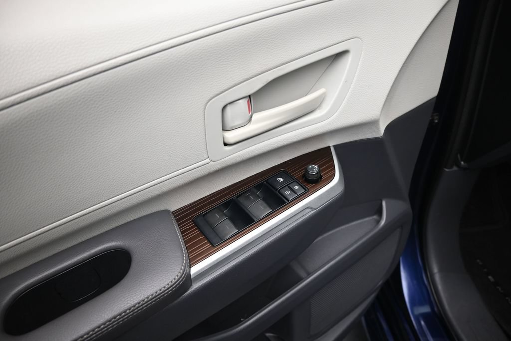 Used 2021 Toyota Sienna LE w/ LE Plus Package FWD image 11