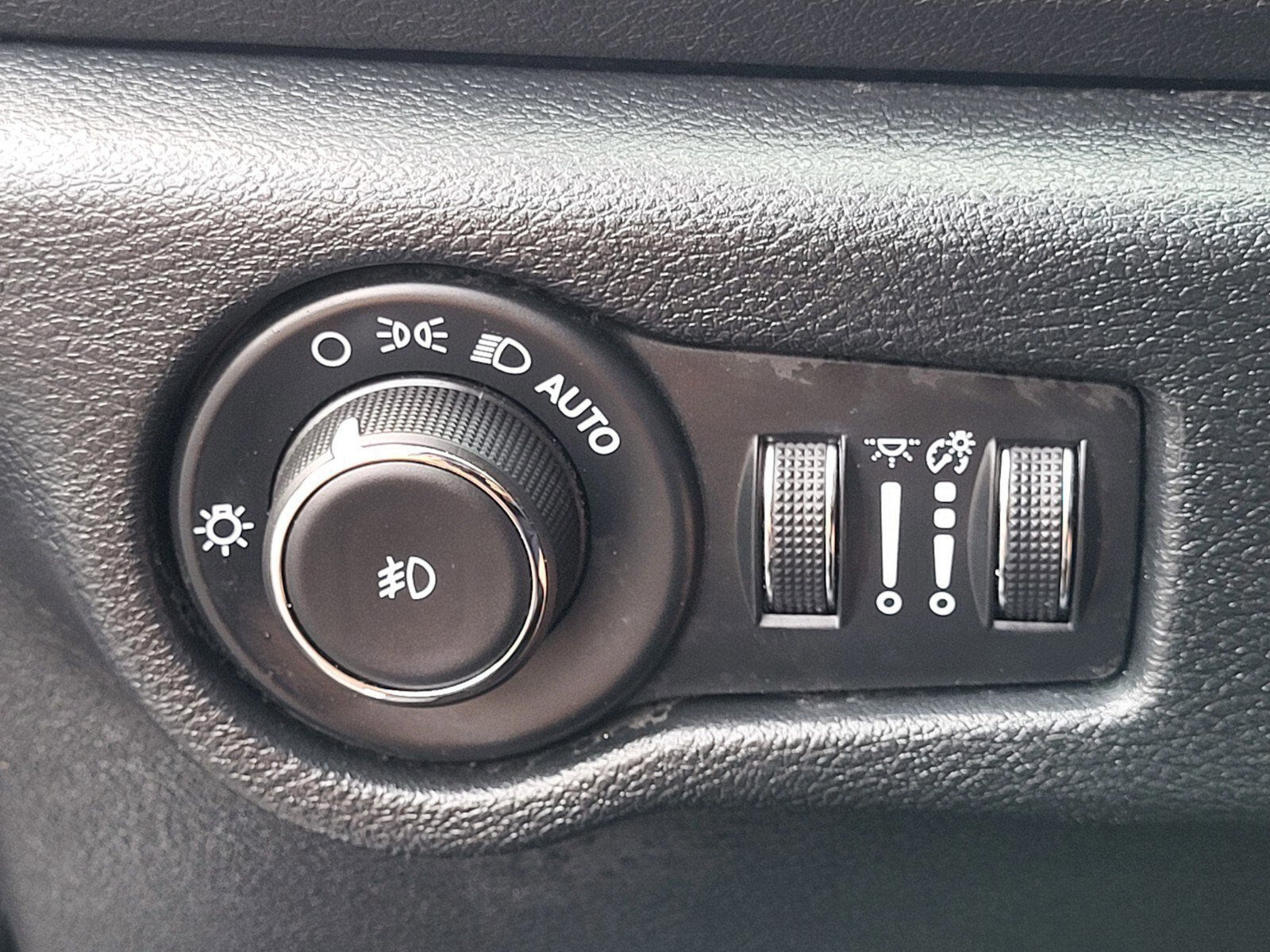 Used 2025 Chrysler Pacifica Select image 23