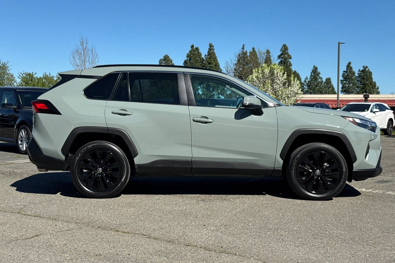 Used 2022 Toyota RAV4 XLE Premium image 6