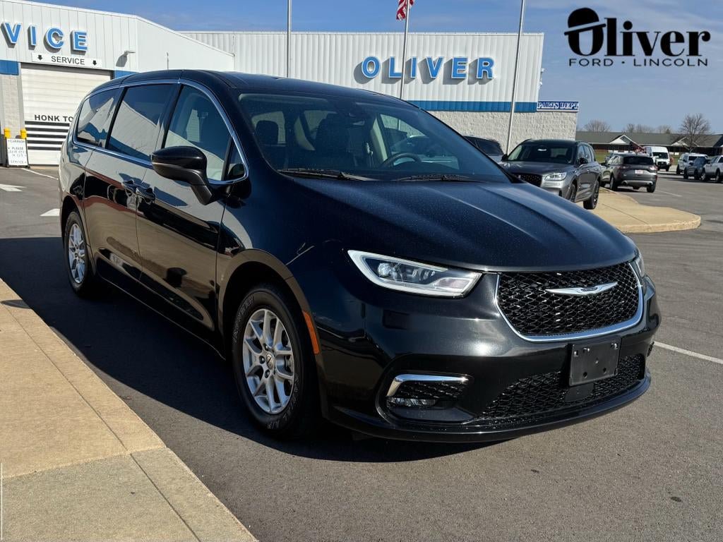 Used 2023 Chrysler Pacifica Touring-L FWD image 1