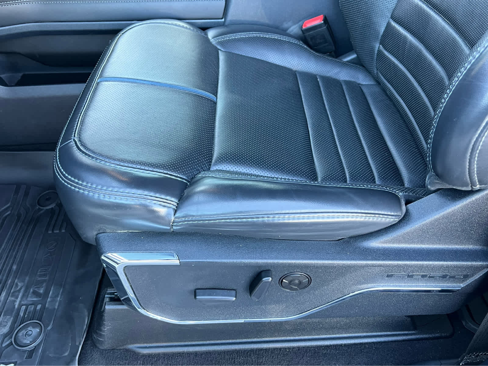 Certified 2025 Ford F350 Platinum image 30