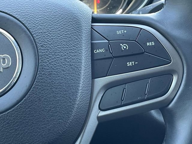 Used 2019 Jeep Cherokee Latitude Plus w/ Comfort/Convenience Group FWD image 17