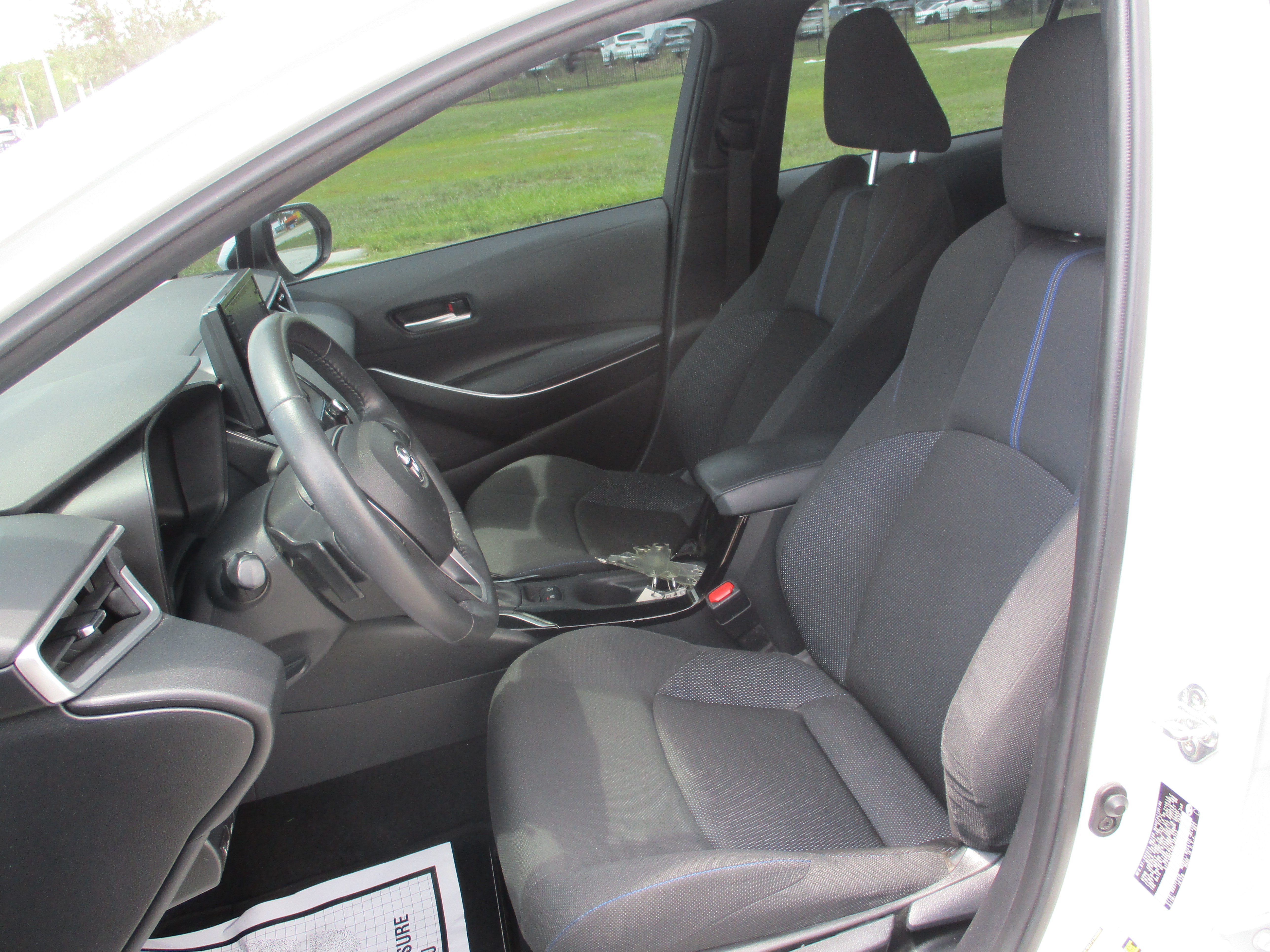 Used 2022 Toyota Corolla SE w/ SE Premium Package FWD image 10