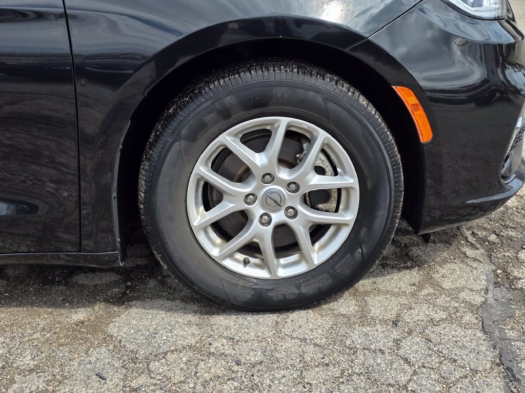 Used 2023 Chrysler Pacifica Touring-L FWD image 11