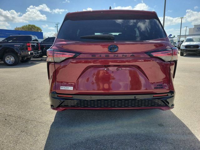 Used 2022 Toyota Sienna XSE image 3