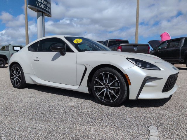 Used 2024 Toyota GR86 RWD image 2