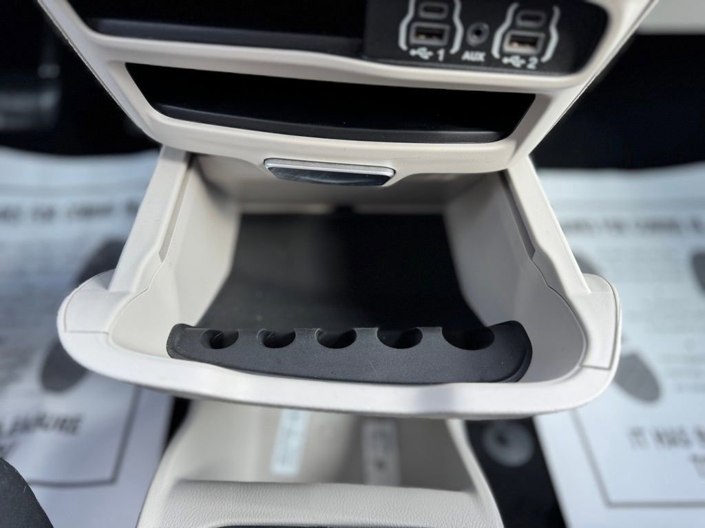 Used 2022 Chrysler Voyager LX image 24