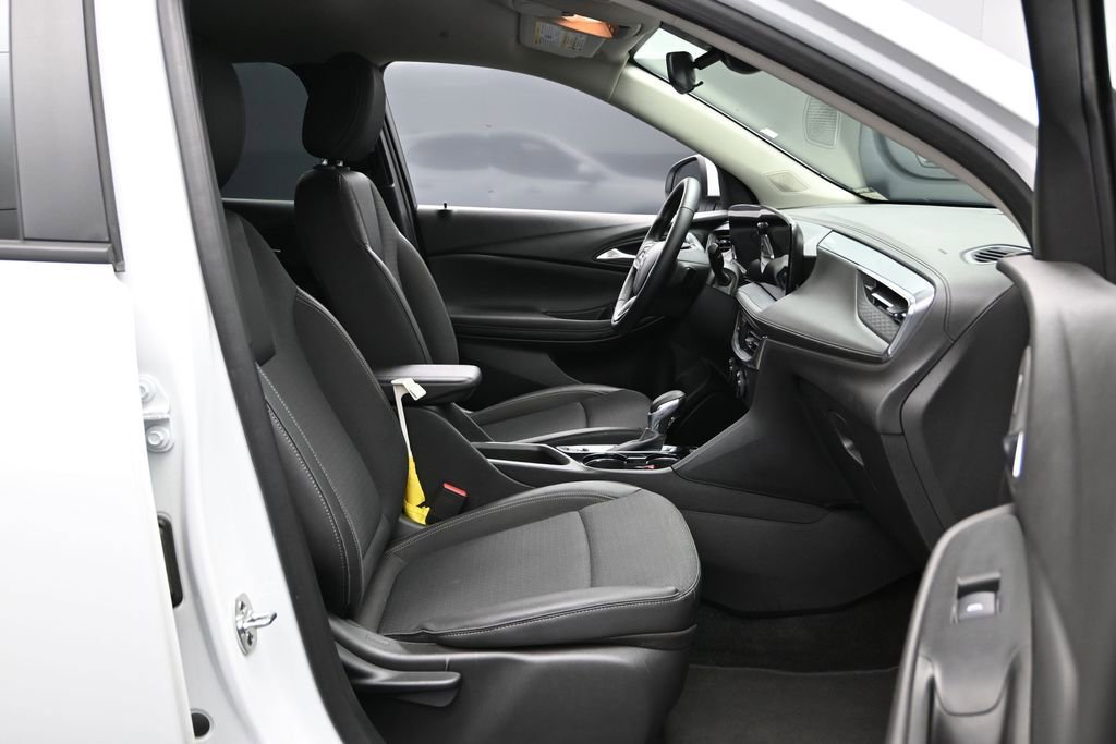 Used 2025 Buick Encore GX Preferred AWD/4WD image 12
