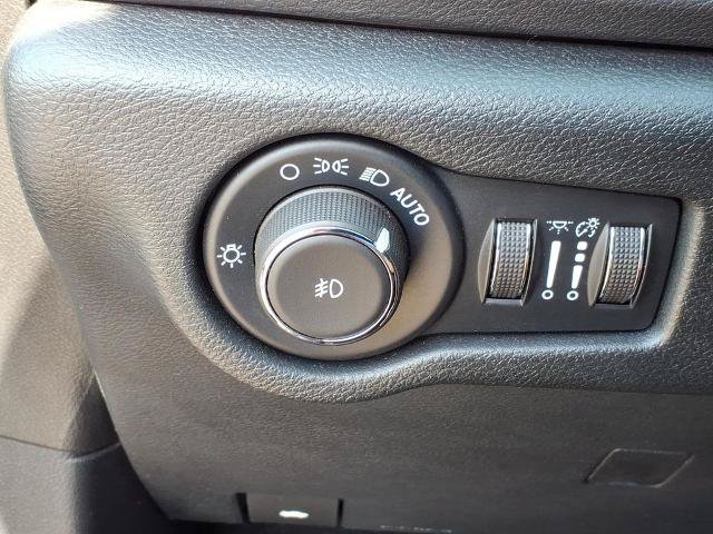 Used 2025 Chrysler Pacifica Select FWD image 13