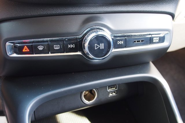 Used 2020 Volvo XC40 T4 Momentum image 24