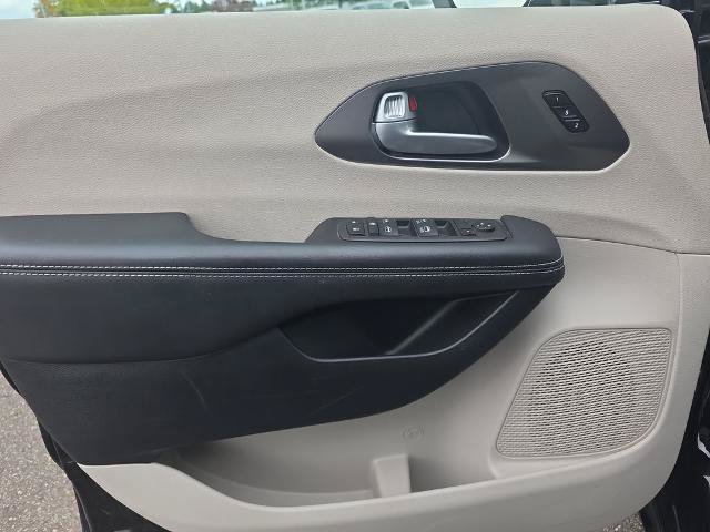 Used 2024 Chrysler Pacifica Touring-L FWD image 17