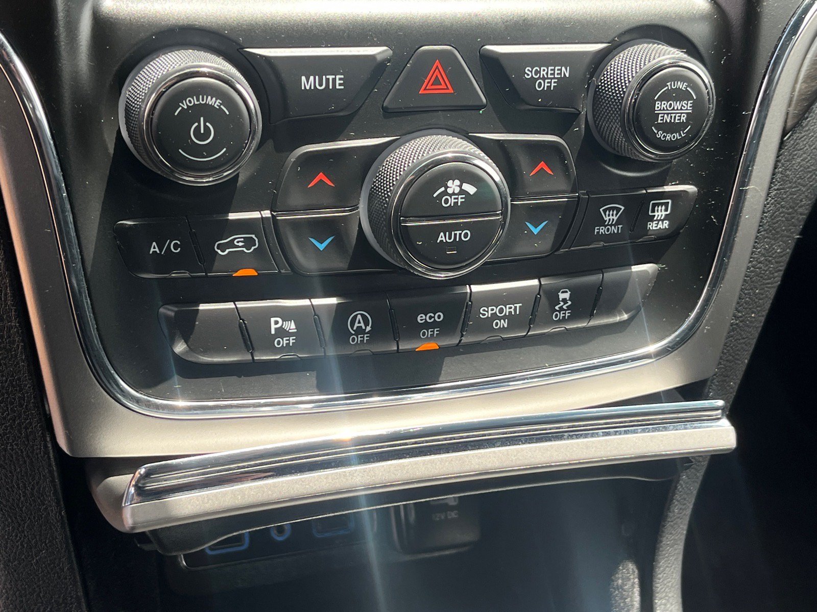 Used 2018 Jeep Grand Cherokee Altitude AWD/4WD image 13
