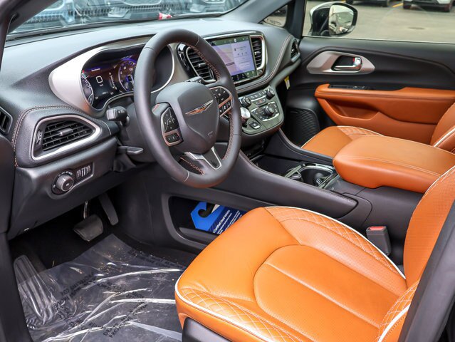 Used 2024 Chrysler Pacifica Pinnacle AWD/4WD image 15