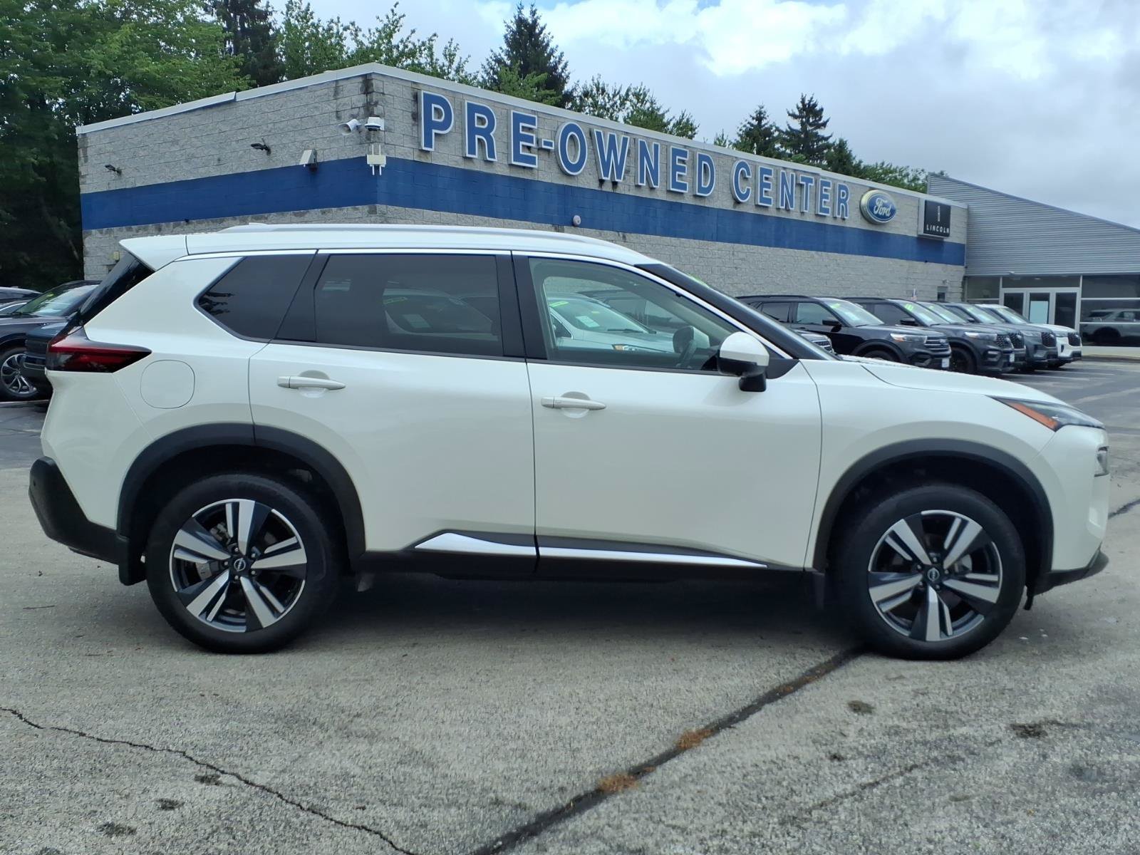 Used 2023 Nissan Rogue SL AWD/4WD image 2