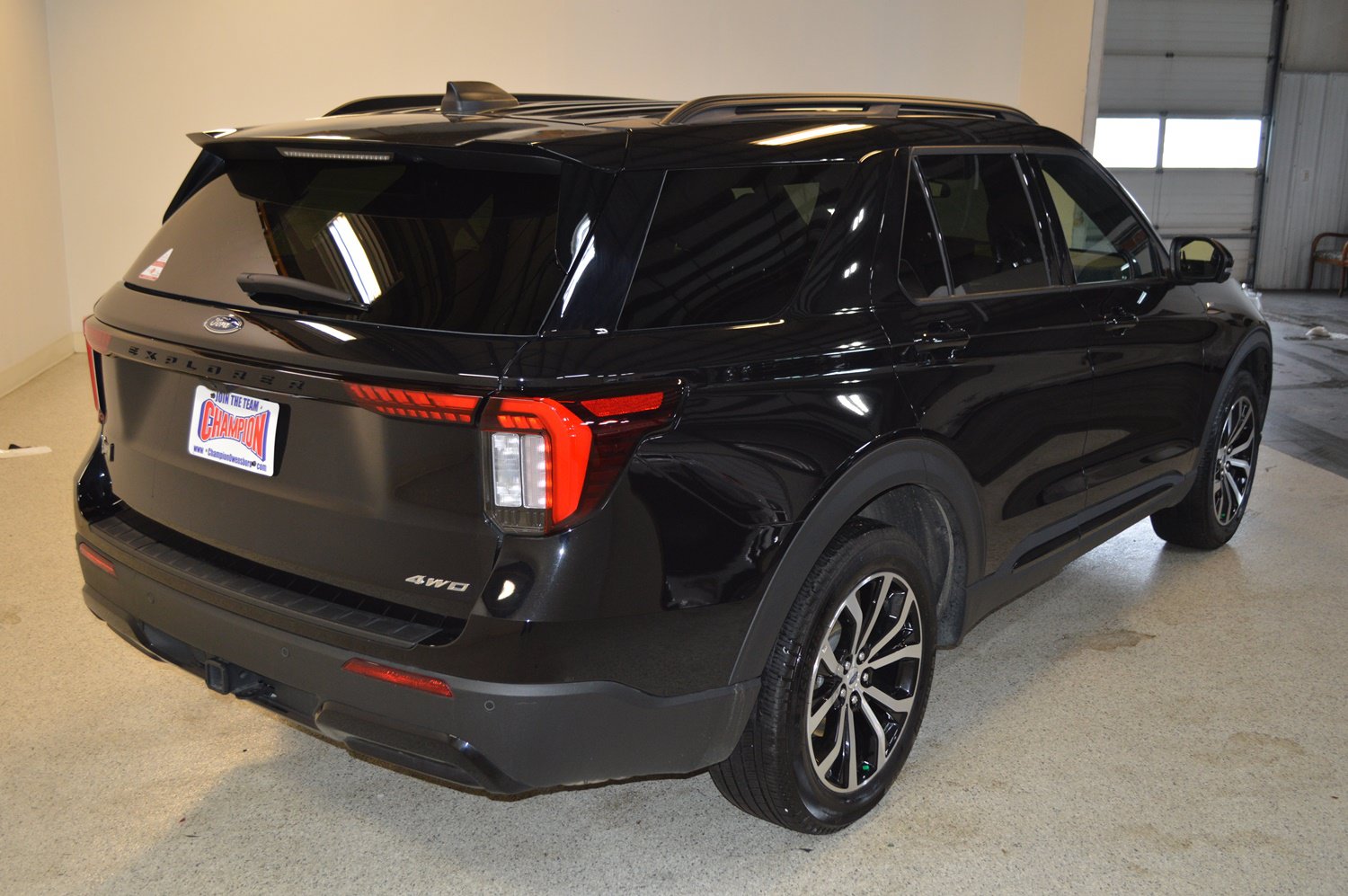 Certified 2025 Ford Explorer ST-Line AWD/4WD image 3