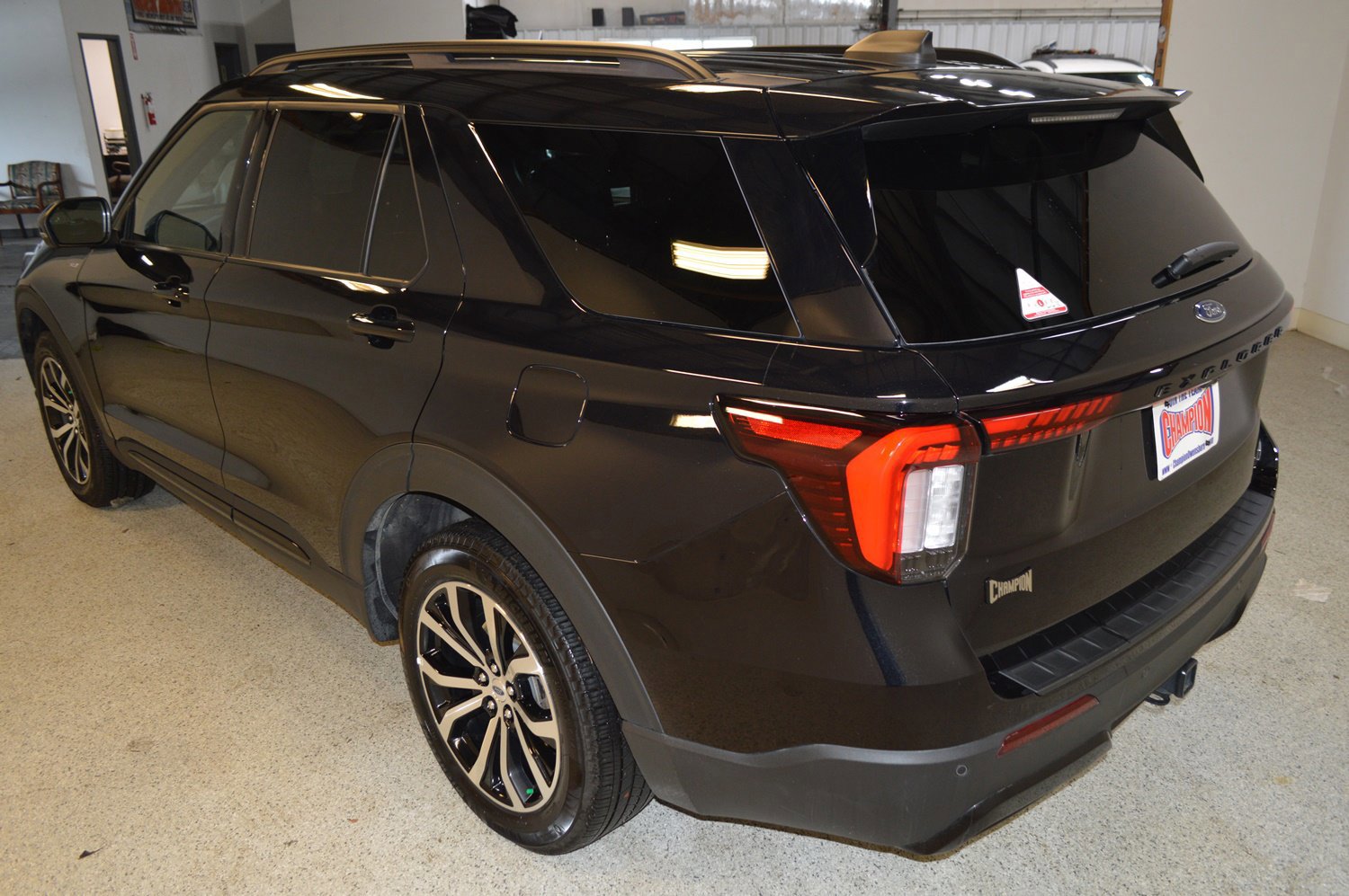 Certified 2025 Ford Explorer ST-Line image 3