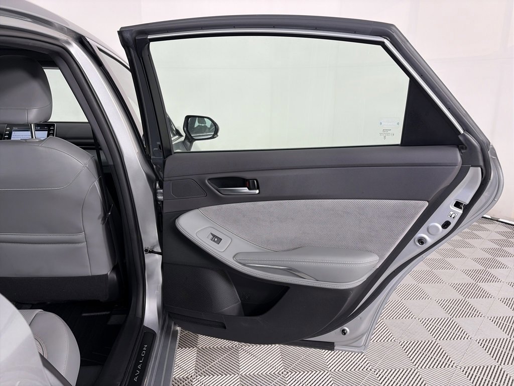 Used 2019 Toyota Avalon XSE image 28