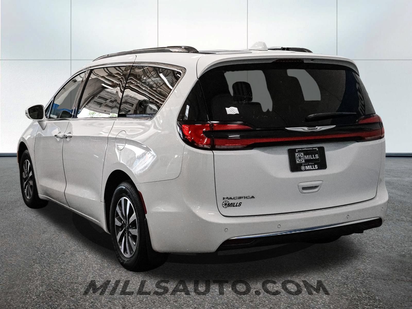 Used 2021 Chrysler Pacifica Touring-L FWD image 5