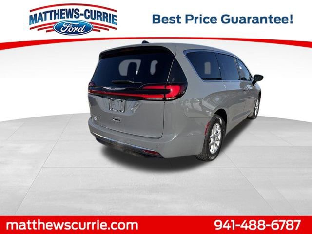 Used 2025 Chrysler Pacifica Select image 4