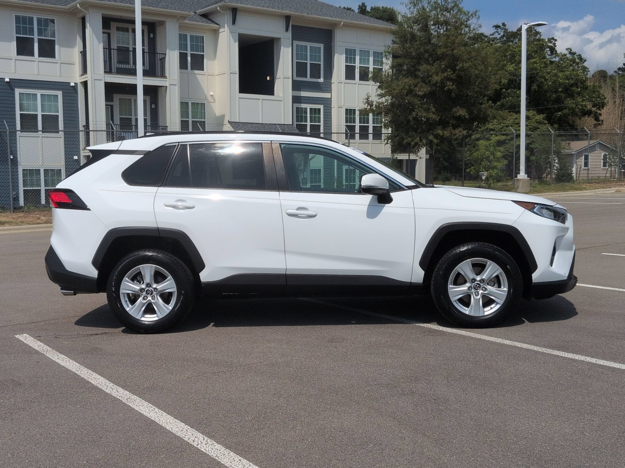 Used 2019 Toyota RAV4 XLE FWD image 3