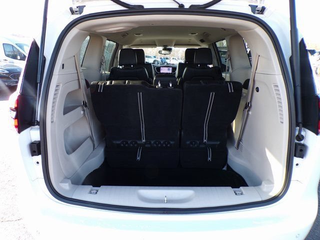 Used 2024 Chrysler Pacifica Touring-L FWD image 7