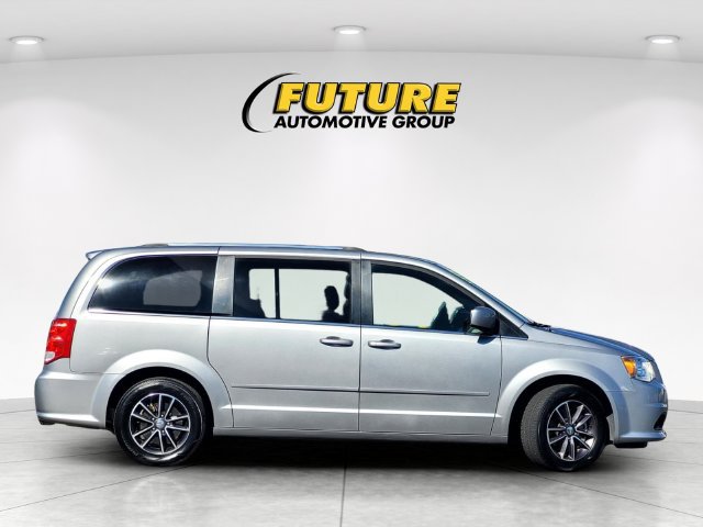 Used 2017 Dodge Grand Caravan SXT FWD image 3
